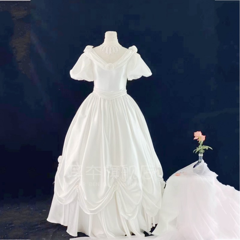 Antique wedding dress suitable for photo sessions, white clothing, french style