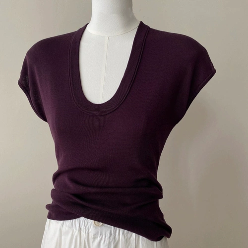 Сиреневая трикотажная тонкая летняя приталенная футболка с коротким рукавом