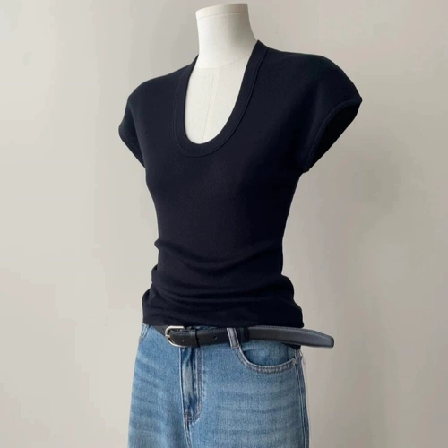 Сиреневая трикотажная тонкая летняя приталенная футболка с коротким рукавом