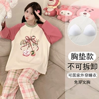 82057 Женщины с грудными подушками