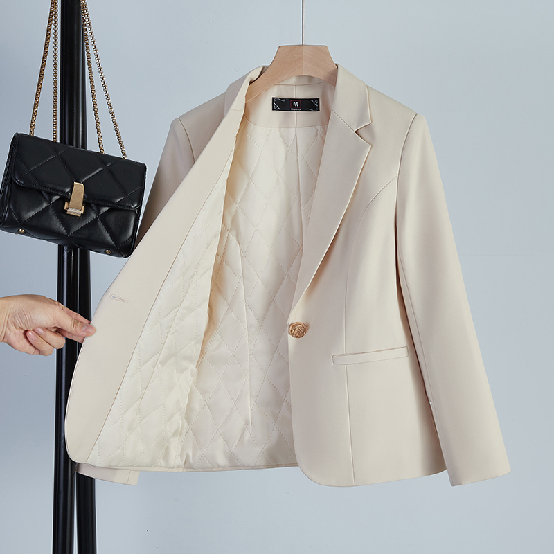 Off-White Quilted Blazer for Women, Autumn and Winter 2025 New Style, Thickened and Padded, Slim Fit, Short Professional Suit Jacket Off-White Quilted Blazer for Women, Autumn and Winter 2025 New Style, Thickened and Padded, Slim Fit, Short Professional Suit Jacket