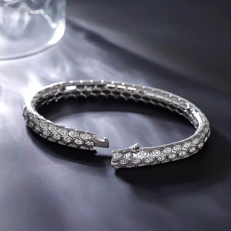 Exquisite Snake-Shaped Bracelet with Sparkling Diamonds, Fashionable and Unique Zodiac Snake Design with Stone Inlay, Snake Pattern Chain for Men and Women, High-End Bracelet in European and American Style Exquisite Snake-Shaped Bracelet with Sparkling Diamonds, Fashionable and Unique Zodiac Snake Design with Stone Inlay, Snake Pattern Chain for Men and Women, High-End Bracelet in European and American Style
