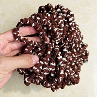 Около 100 коричневых колец тонкой кишки в горошек.