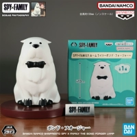 Небольшая настольная лампа Bond поставляется с бордовым основанием и именной биркой.