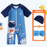 Космонавт, плавательная шапочка, плавательные нарукавники