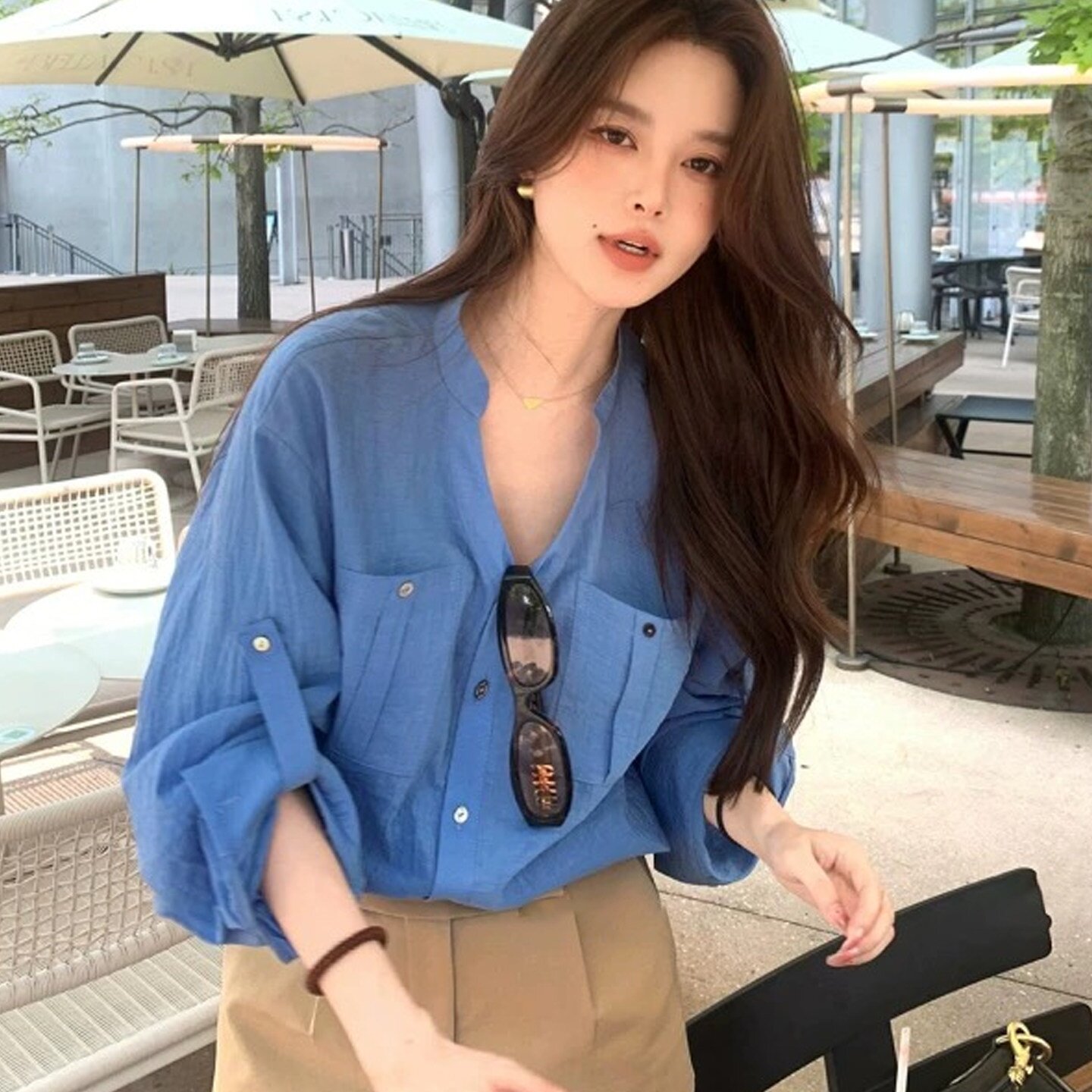Relaxed and chic V-neck long-sleeved shirt for women, perfect for summer 2026. Also includes a high-waisted, slimming short skirt and a two-piece set.