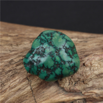 Special price Tibetan spread bag old easter-shaped old green pine stone old pine stone isolation bead pine stone back cloud Buddha pearl match