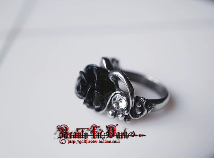 Британское кольцо с кристаллами Rose Bachelor Black Rose Rose White Crystal Ring