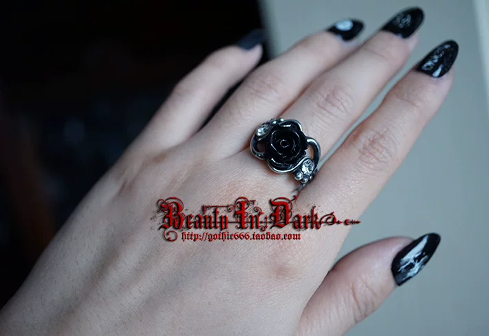 Британское кольцо с кристаллами Rose Bachelor Black Rose Rose White Crystal Ring