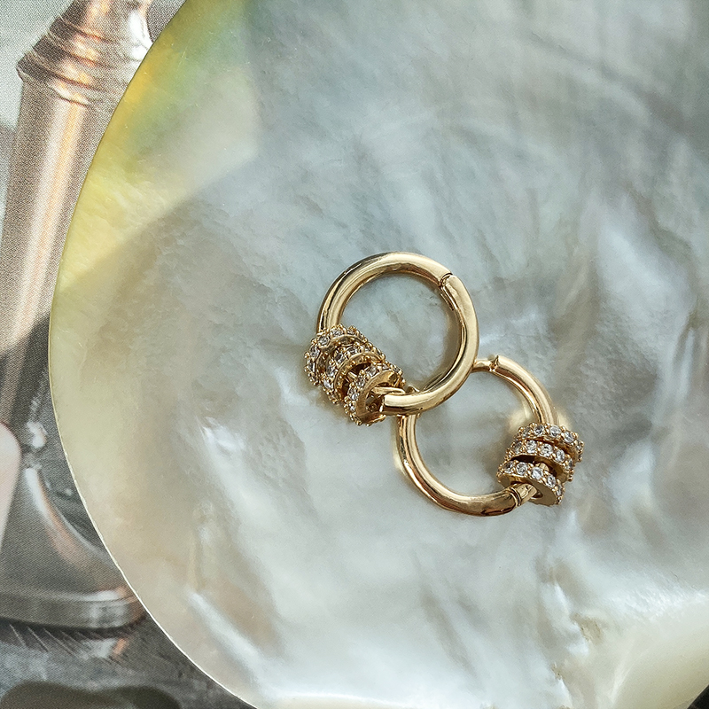 A pair of two wear and diamond delicate earrings with lukewarm wind Advanced sensation Net red design Sensation Small crowdsourced Ear Button Earrings