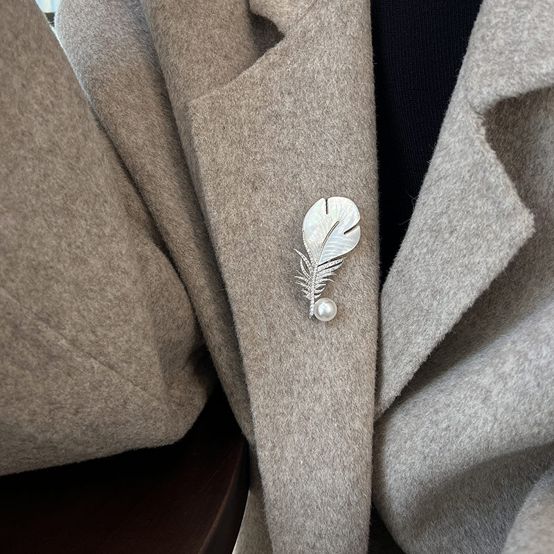 High-end fine work fritillary feather pearl brooch with small crowdsourced autumn and winter upscale women's breasts-Taobao