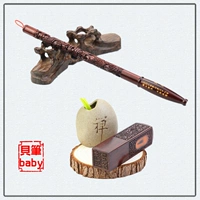 Темно -коричневый большой листовой древесина