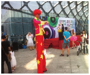 Stilt clown Funny acrobatic clown fancy performance Balloon decoration Baby birthday party program performance