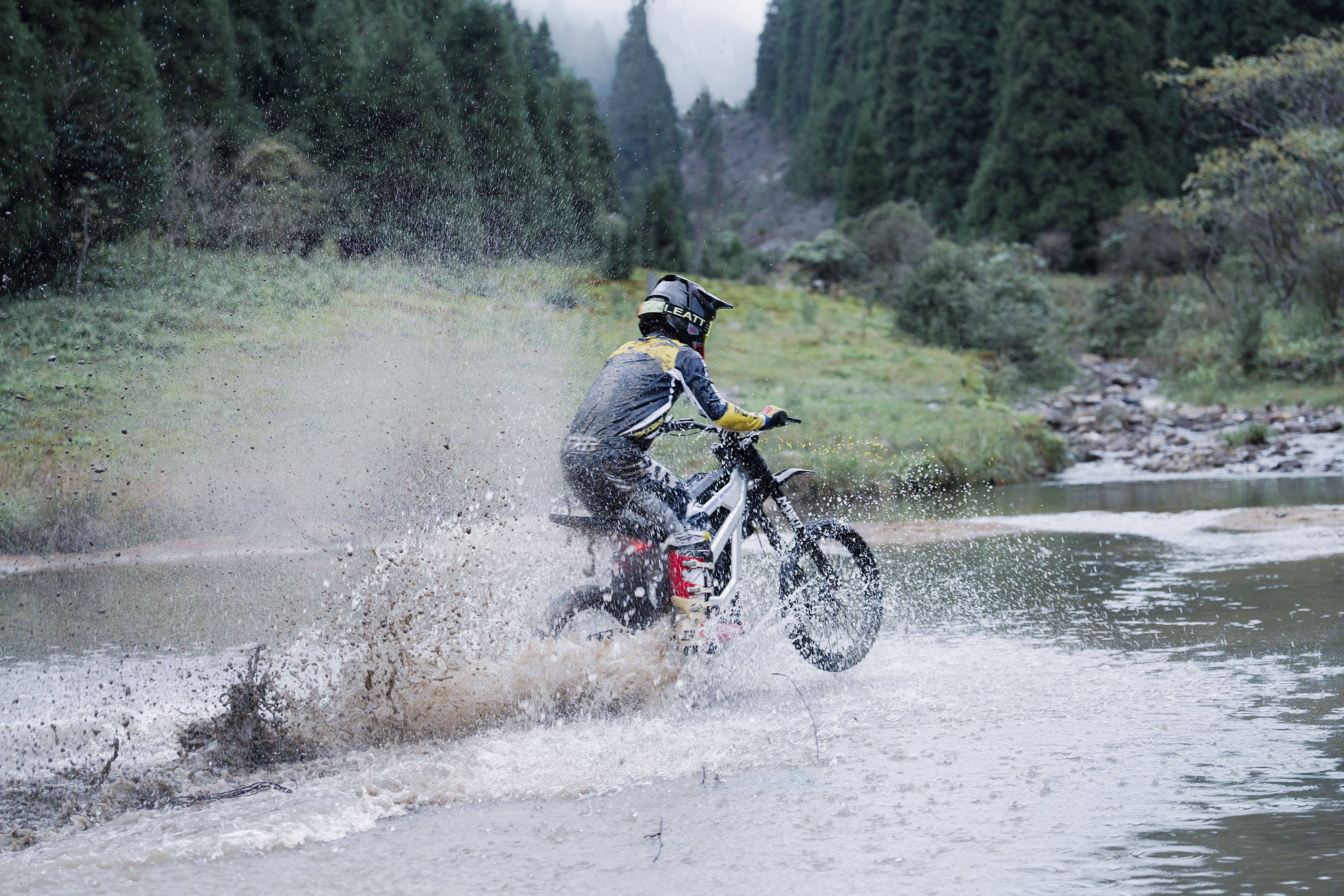 Электрический внедорожный мотоцикл EKXBike M1 серебристый