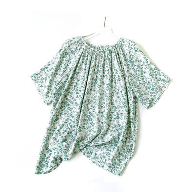 The new cotton silk French round-neck short-sleeved T-shirt is extremely elegant and slimming. The cotton silk top features floral prints