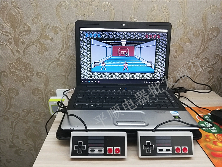 Máy tính xách tay PC màu đỏ và trắng cổ điển Máy chơi trò chơi điện tử Nintendo Nintendo hoài cổ chiến đấu với bộ điều khiển máy tính USB - Người điều khiển trò chơi nút bấm chơi game