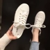 Xiangxiangjia giày vải cắt thấp giày nữ giày trắng 2020 mùa xuân mới thoải mái mũi tròn ren giày hàn quốc - Giày cắt thấp Giày cắt thấp