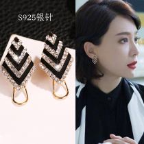 South Korean round face Thin Earrings Temperament Black Lukewarm Wind Ear Nail Woman s925 Pure Silver Needle New Square Face Ear Ornaments