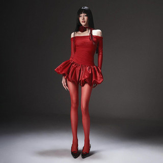 Vestido rojo dulce y picante plisado de un solo hombro