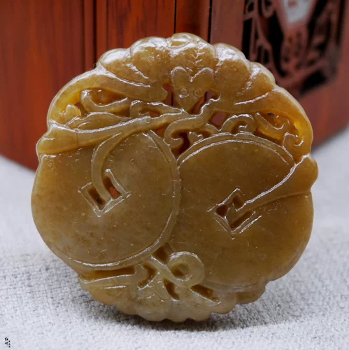 Двусторонная подвеска из нефрита подходит для мужчин и женщин