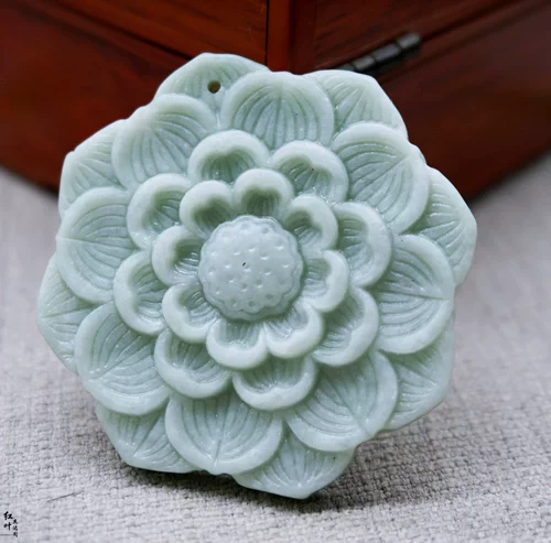 Резная подвеска из нефрита, в цветочек