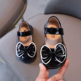 Демисезонная детская модная обувь для кожаной обуви, детские туфли из жемчуга с бантиком для принцессы, тренд сезона, в корейском стиле, мягкая подошва