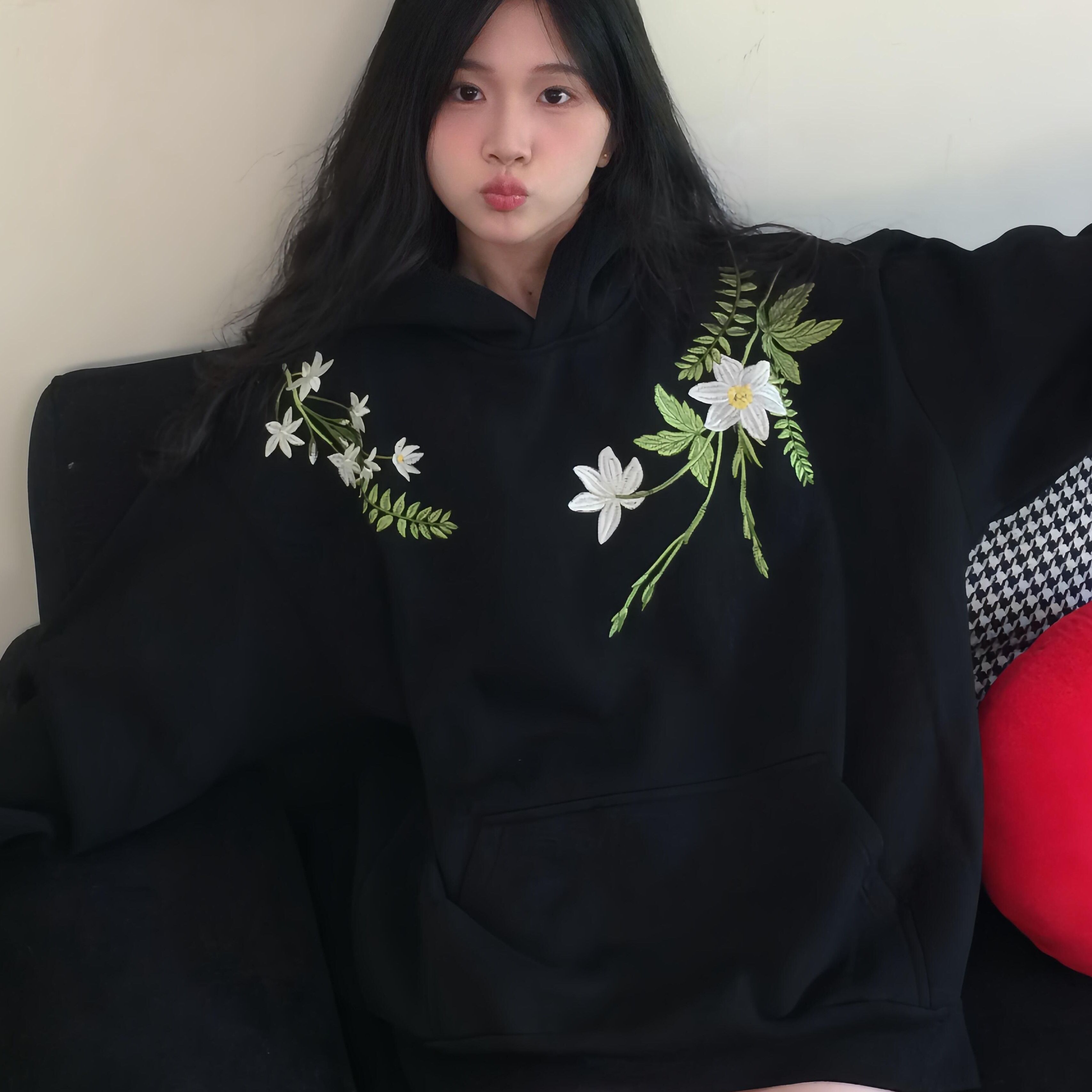 女性用花柄刺繍フード付きスウェットシャツ、ゆったりとした万能デザイン、トレンドのブランドパーカーと秋用のベルベットの厚手トップス