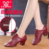 Латинская танцевальная обувь для взрослых женщин в середине следования на площади танцевальной танце