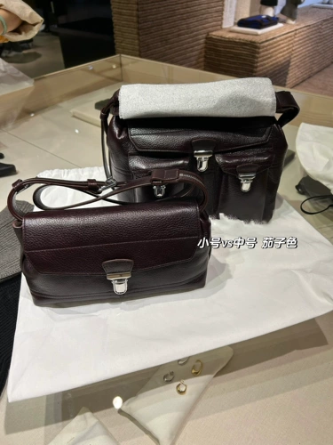 Слои с кожаной сумкой для кожа