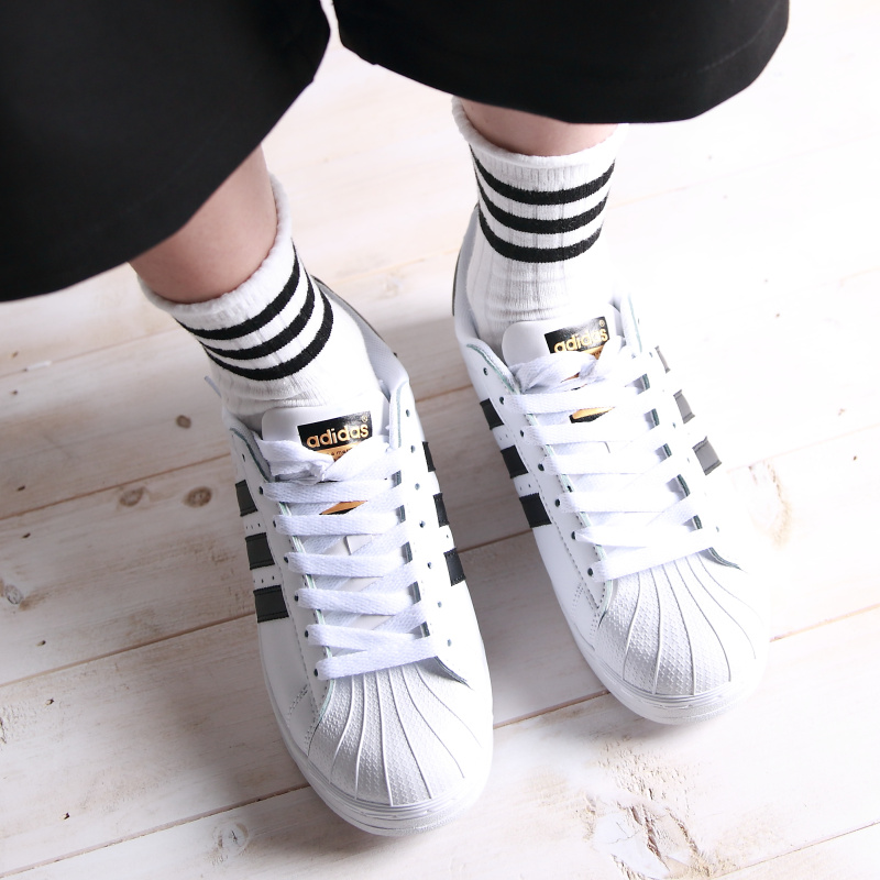There is a socks shop, I love it! 
Three bars curling ~ sports girl style! 
Fried chicken shows long legs