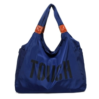 Темно-синяя [очень большая сумка] вмещает четыре или пять комплектов хлопчатобумажной одежды.