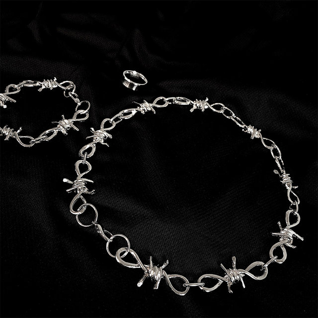 Japan and South Korea dark high sense of function wind thorns short necklace men and women ins sex cold bungee fashion thorn collar