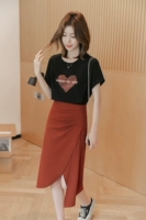 小谷粒 Дизайнерская футболка, юбка, комплект, тренд сезона, коллекция 2023, городской стиль, подходит для подростков, по фигуре