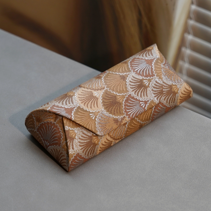 Chinese-Style Glasses Case with High Aesthetic Appeal, Featuring a Traditional Design with Ginkgo Leaves, a Sense of Sophistication, Portable, Anti-Pressure, Suitable for Storing Myopia Glasses
