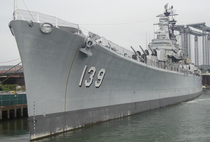 1 700 United States Des Moines class heavy cruiser(resin model)