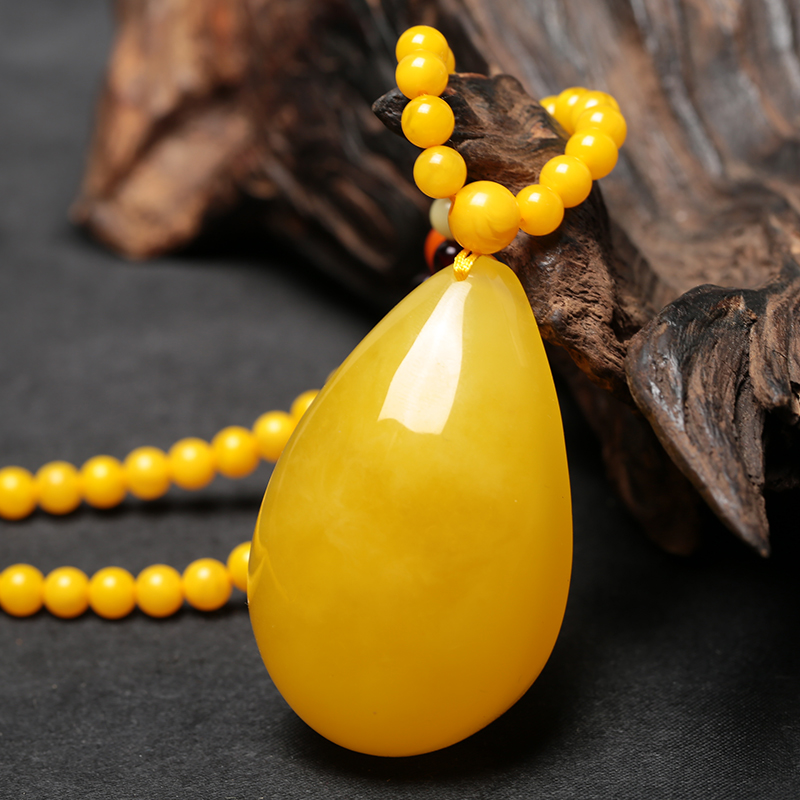 Baltic old beeswax pendant water drop chicken oil yellow amber pendant sweater chain V yuan auction is coming to an end