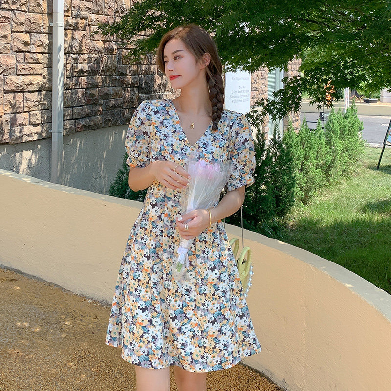 Big size dress for summer clothes 2022 New micro-fat younger sister mm Conspicuia Slim-to-the-age V Collar Crushed floral dress