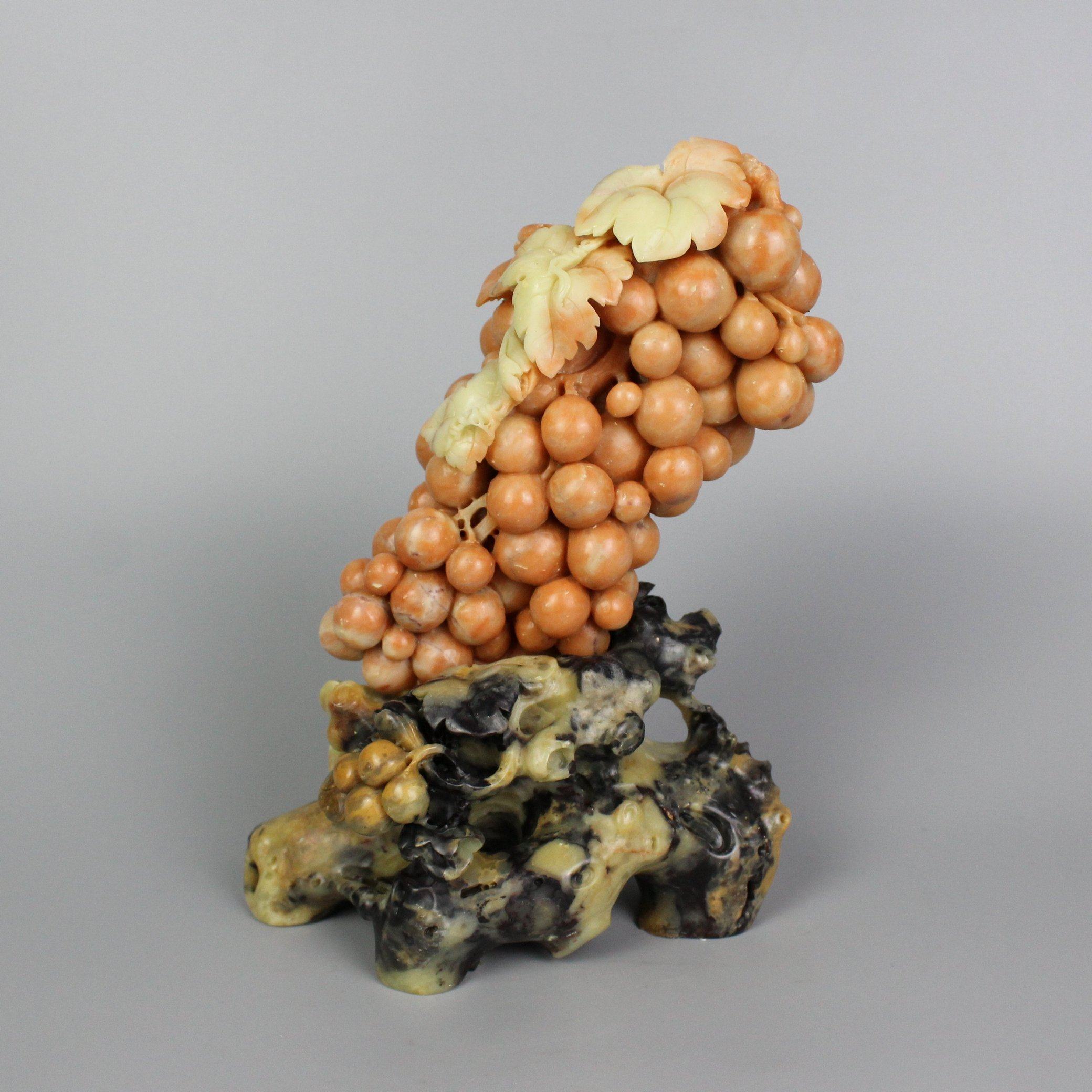 Handmade art A bunch of grapes are sealed and the doors are booming. Exquisite natural Qingtian jade round carved ornaments are shocked.