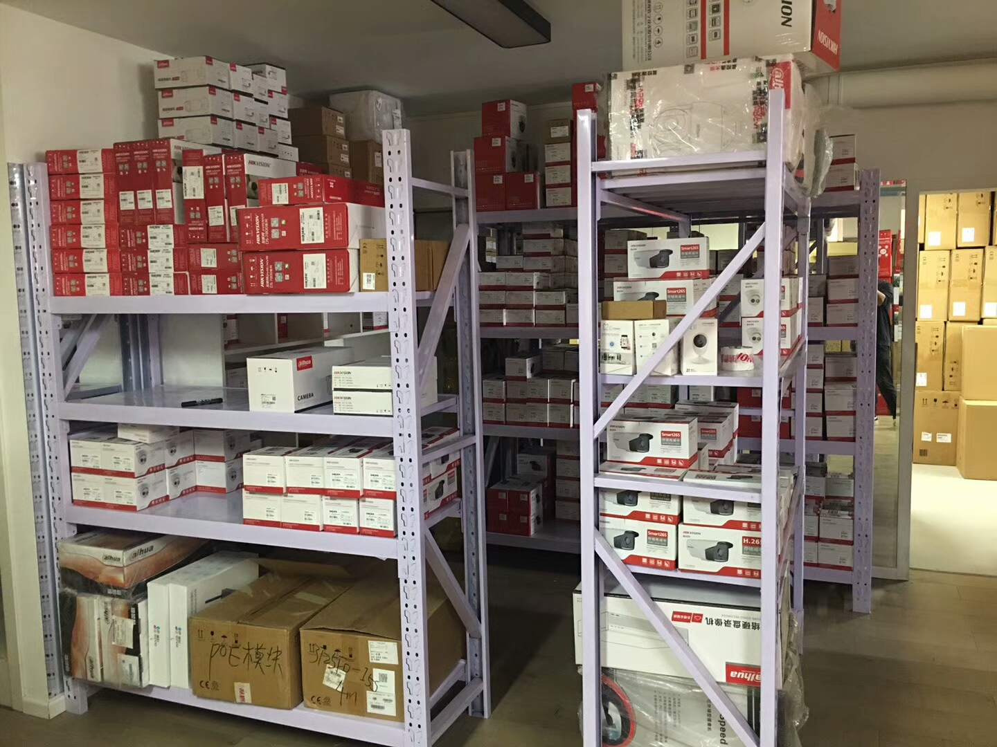 Hikvision DS-7104N-F1 network 4-way 1-disk hard disk video recorder H 264 encoding spot price excellent