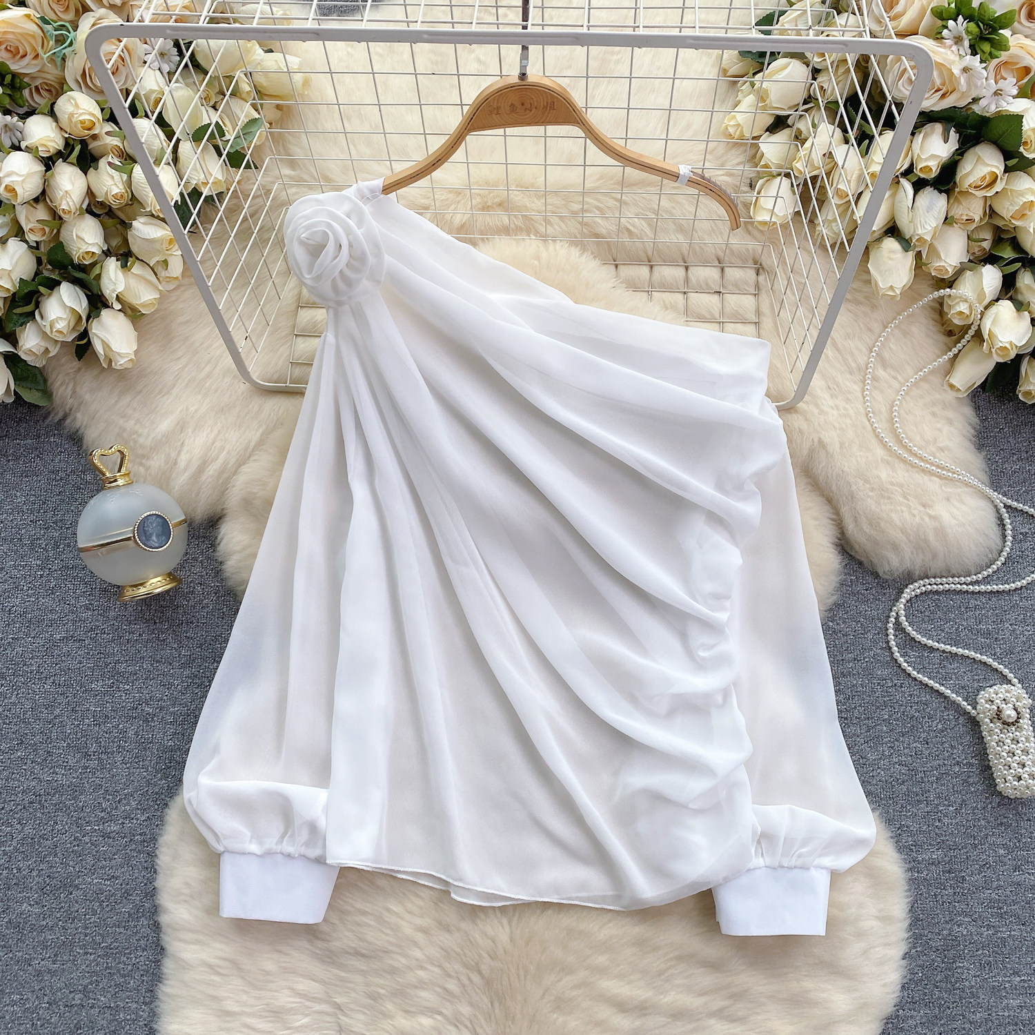 Блузка 2024新款雪纺女式衬衫立体花斜领无肩卷袖法式上衣女士春季流行趋势