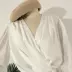 Mùa thu 2018 mới màu rắn nữ tính OL cổ áo sơ mi trắng cổ chữ V khí hậu dài tay thắt eo đa năng