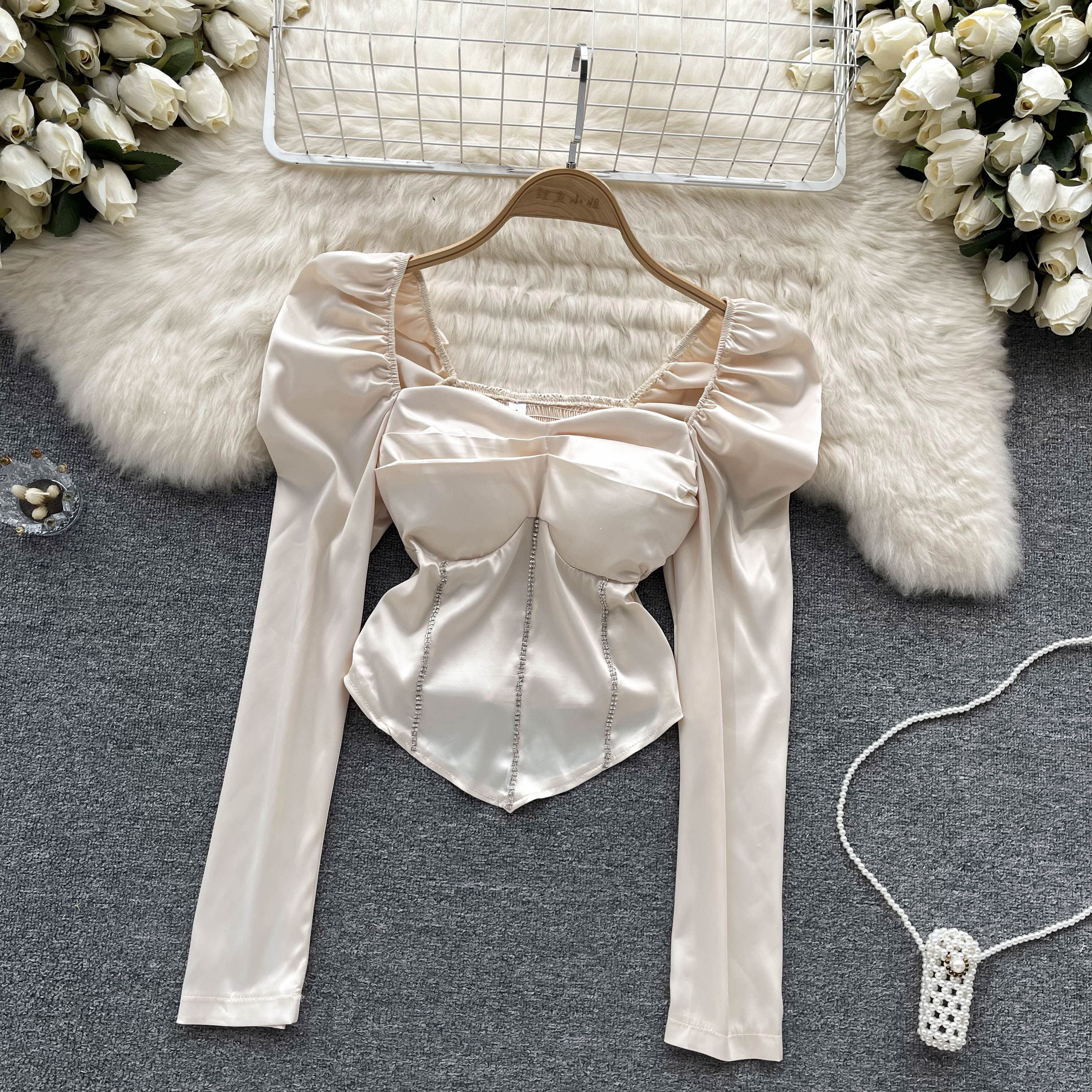 Дизайнерская осенняя рубашка, короткое термобелье, тренд сезона, рукава фонарики, квадратный вырез       