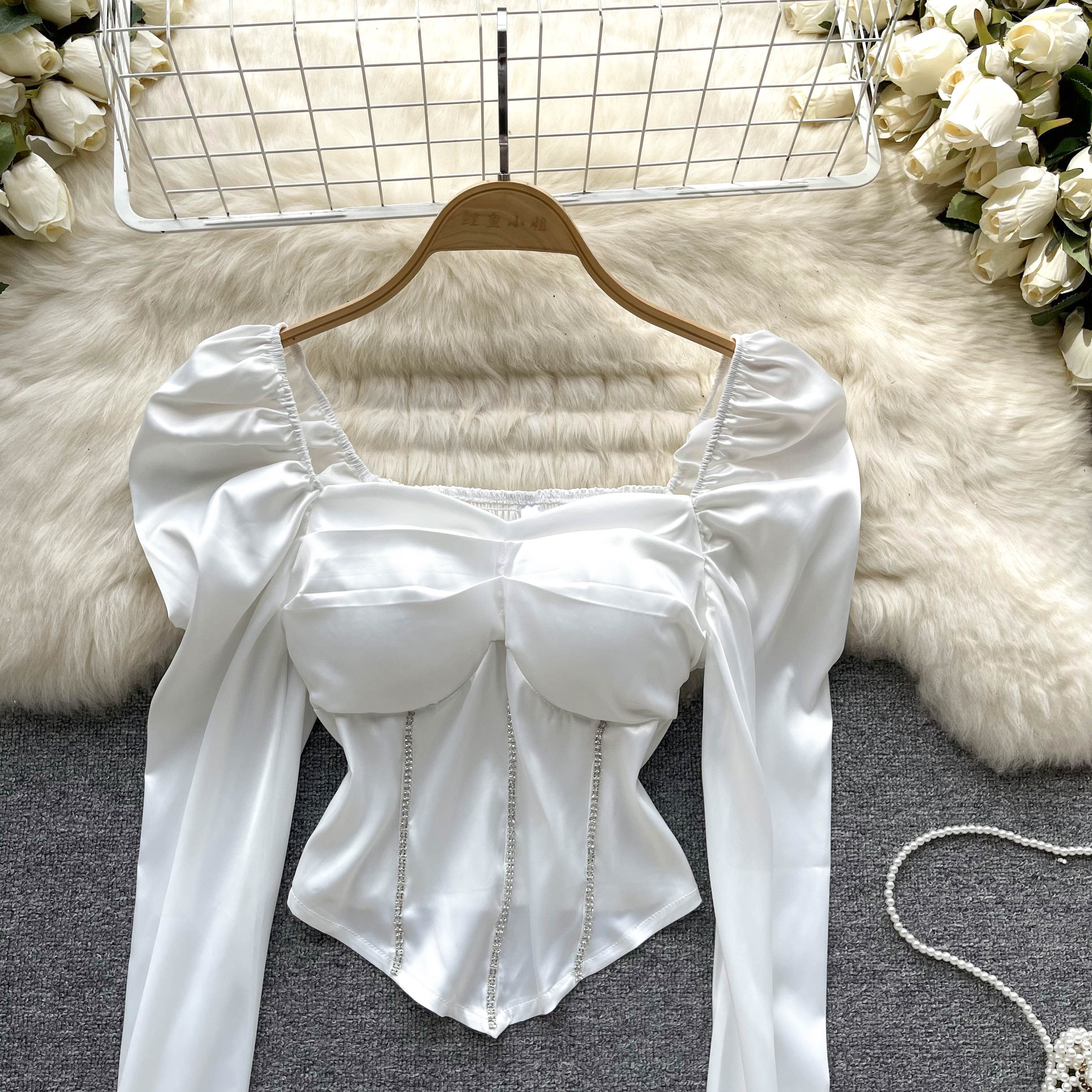 Дизайнерская осенняя рубашка, короткое термобелье, тренд сезона, рукава фонарики, квадратный вырез       