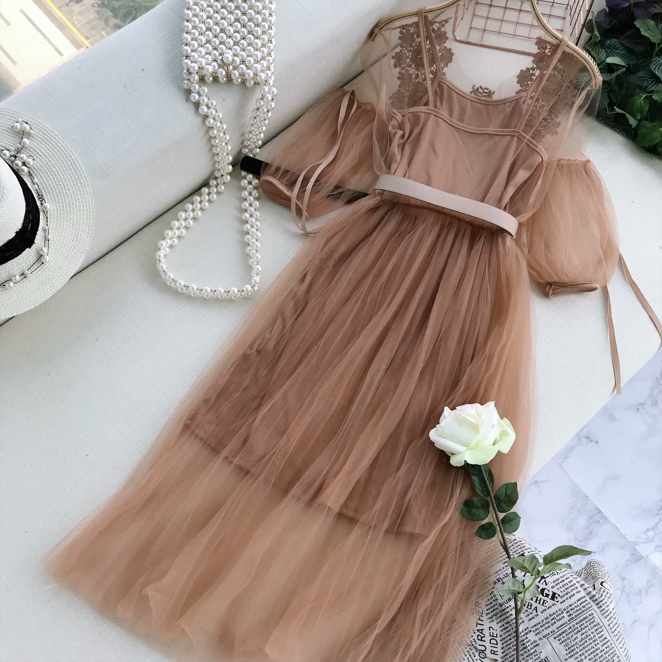 Cổ tích khí chất váy dài lãng mạn ba chiều nụ hoa lụa tơ tằm cao eo xếp li tay áo đầm hai dây đầm dài qua gối cho tuổi trung niên
