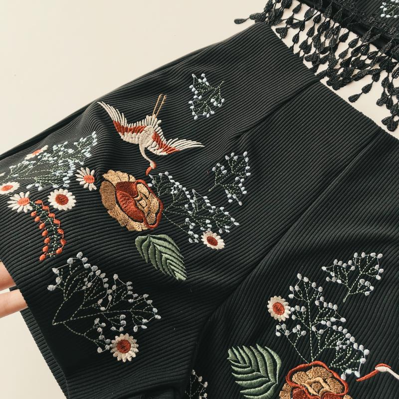 Kỳ nghỉ mới 2018 phù hợp với thời trang nặng thêu hoa sling top + quần short thêu eo cao hai mảnh shop quần áo nữ