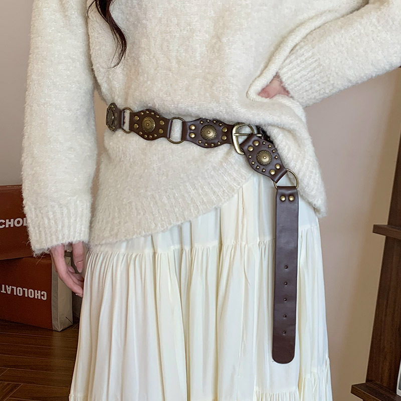Brown Dress with a Belt, Paired with a Sweater, American Wasteland Style, Unique Design, Niche Accessory