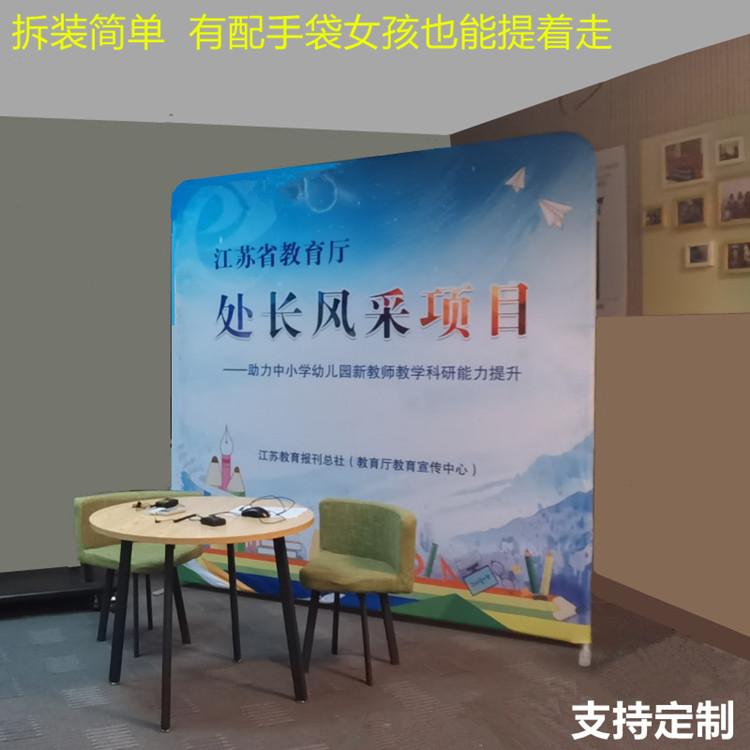 点亮海外舞台：便携拉网展架的光影艺术