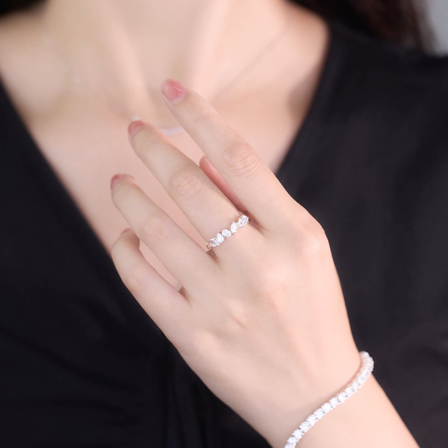 徕克钻戒怎么选？这款莫桑石双排异形钻戒指值得吗？-合成碳硅石手饰-淘宝百科网