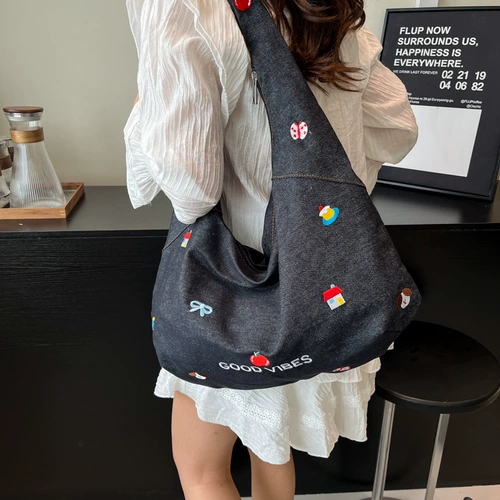 Сумка через плечо, джинсовая вместительная и большая сумка на одно плечо для отдыха с молнией, с вышивкой