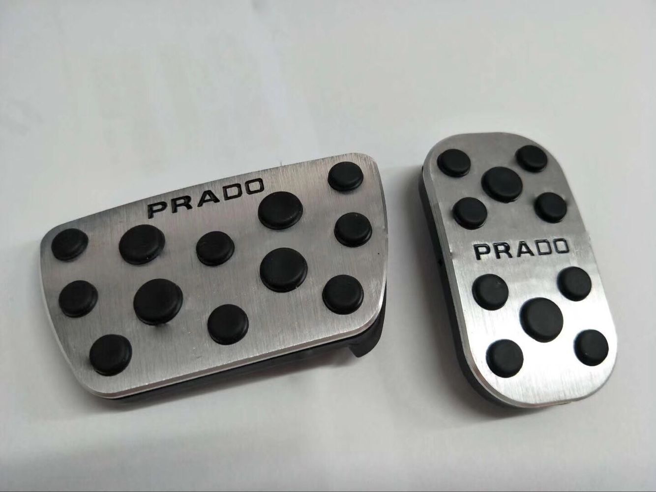 Toyota10-18 Prado throttle pedal retrofit anti-slip, perforated bully-free special throttle brake pedal